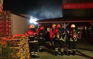 İş yeri fırını alevlere teslim oldu, dumanı...