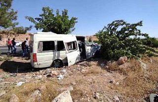 İşçi servisi yoldan çıkarak ağaca çarptı:...