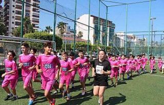 İskenderun’da geleceğin futbolcularına kadın...