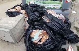 İsrafın böylesi: 15 poşet ekmeği çöpe bıraktılar
