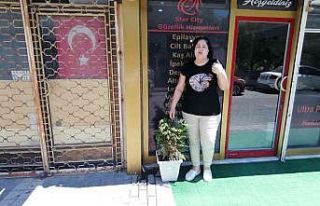 İşyerinin önündeki saksıda bulunan ağacın dallarını...