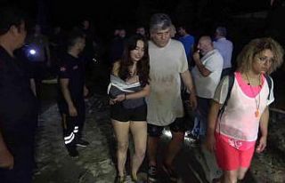 İzinsiz girdikleri kanyonda mahsur kalan 15 kişi,...