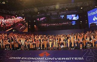 İzmir Ekonomi’de mezuniyet coşkusu