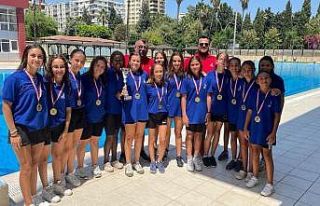 İzmir, havuzda şampiyon