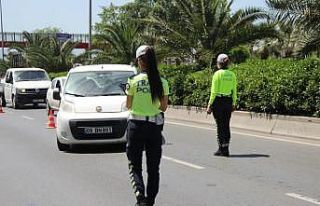 İzmir’de bayram trafiği havadan ve karadan 449...