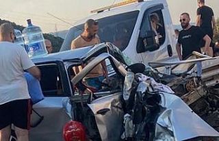 İzmir’de iki aracın çarpıştığı kazada ölenlerin...