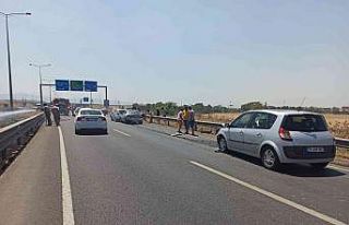 İzmir’de orta refüjde yangın çıktı, 4 araç...