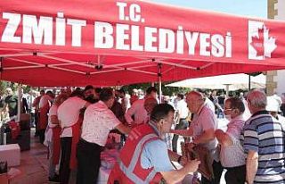 İzmit Belediyesi, şehitler için helva ve cüz dağıttı