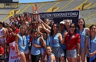 İzmit Belediyesporlu kadın atletler İzmir’den...