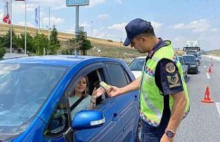 Jandarma ekipleri bayram trafiği dolayısıyla denetimlerini...