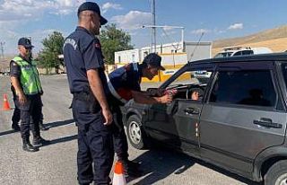 Jandarmadan hem denetim hem şeker ikramı