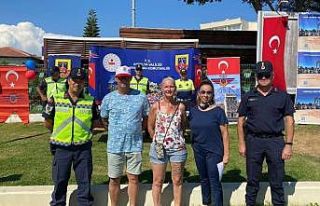 Jandarmadan turistlere 3 farklı dilde trafik farkındalık...