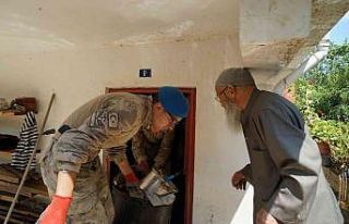 Jandarmanın suya atlayıp boğulmaktan kurtardığı...