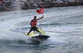 Kabotaj bayramında yağlı direğin ucundaki bayrağa...