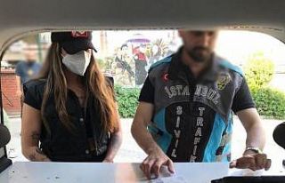 Kadıköy’de taksi camından sarkarak dans eden...