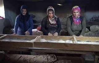 Kadınların kavurucu sıcakta tandır ekmeği mesaisi