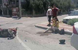 Kafasını çarptığı otomobil camını patlatan...