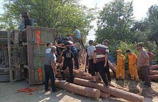 Kahramanmaraş’ta tomruk yüklü kamyon devrildi:...