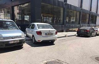 Kaldırıma çıkarak park eden sürücüye tepki