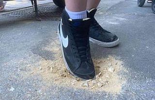 Kaldırımdaki deliklere belediyeden topraklı çözüm