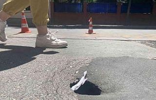 Kaldırımdaki ilginç delikler tehlike saçıyor