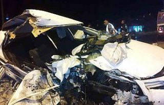 Kamyona arkadan çarpan otomobildeki 2 kişi ağır...