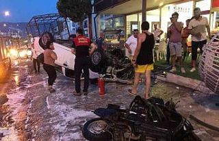 Kamyonet ve motosiklete çarpıp, işyerine girdi