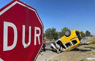 Kamyonla çarpışıp ters dönen ticari takside 4...