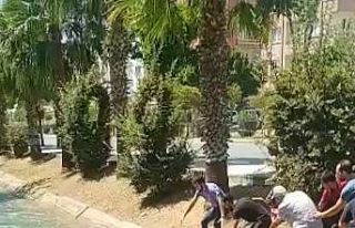 Kanala düşen çocuğu, gençler kurtardı