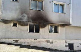 Kapıcı dairesinde çıkan yangında 2 kişi dumandan...