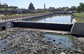 Kars Çayı’nın temizliği sürüyor