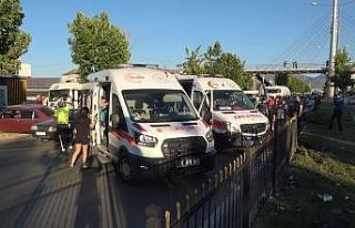 Karşı şeride geçen otomobil 2 araçla kafa kafaya...