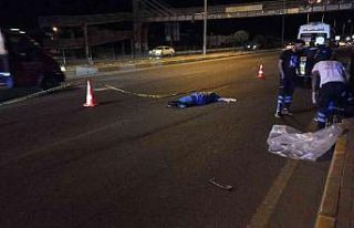 Karşıdan karşıya geçerken iki otomobilin çarptığı...