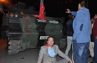 Karslılar Erdoğan’a destek için demokrasi nöbeti...