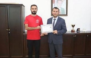 Kars’ta 2 sağlıkçıya başarı belgesi verildi