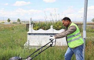 Kars’ta bayram öncesi mezarlıklara bakım yapılıyor