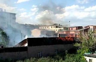 Kars’ta tarihi metruk binadaki yangın çevre evlere...