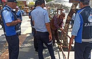 Kars’ta zabıtadan kaldırım işgali denetimi