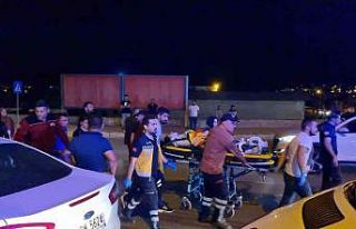 Kavşakta iki otomobil çarpıştı: 6 yaralı