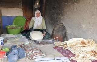 Kavurucu sıcakta tandır ekmeği mesaisi