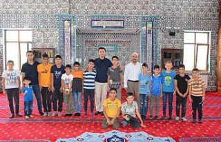 Kaymakam Kaya, Kur’an kursundaki çocuklarla bir...