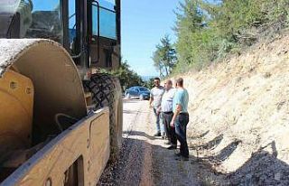 Kaymakam Ünal yapımı devam eden köy yollarını...