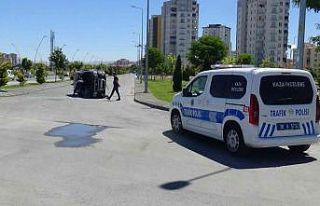 Kayseri’de otomobil yan yattı