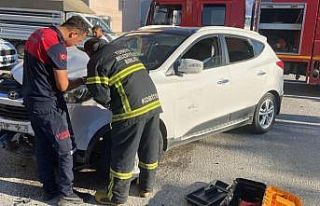 Kaza yapan otomobilin çarptığı bahçe duvarı...