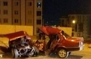Kazada ikiye bölünen otomobilin sürücüsü hayatını...