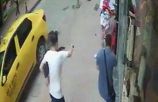 Kazada otomobil çarpmasından son anda kurtuldular