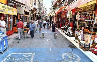 Kemeraltı Çarşısı’nda düzenleme çalışmaları...