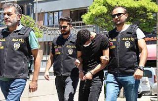 Kendisini polis olarak tanıtıp evli çifti dolandırmaya...