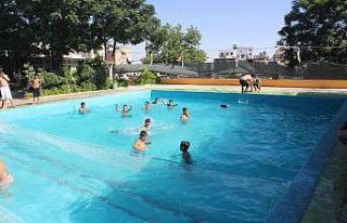 Kilis’te aşırı sıcaktan bunalanlar havuzlarda...