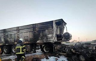 Kilis’te tır iş makinesine çarptı: 1 yaralı